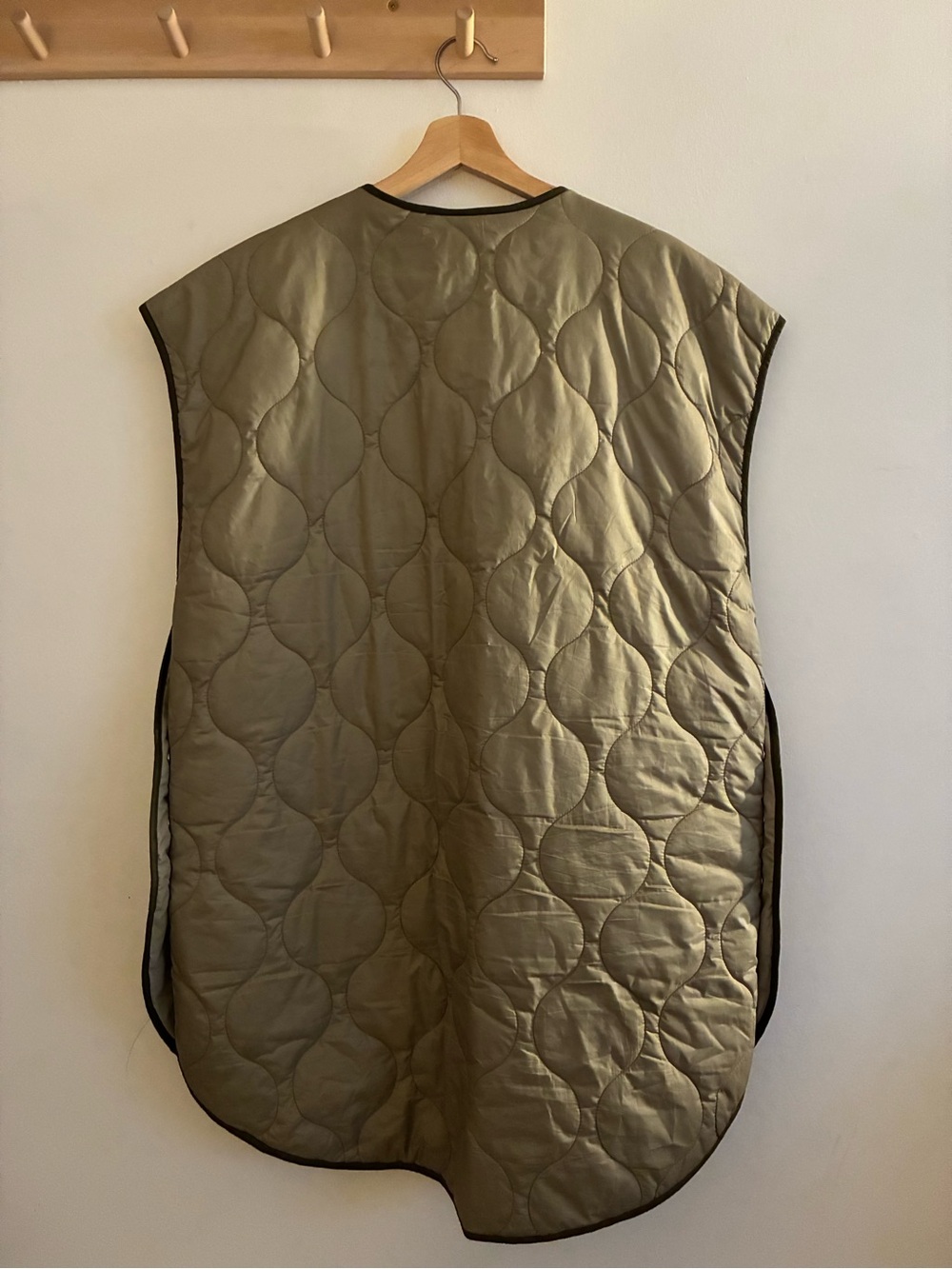 H&M Quilted Sleeveless Vest in Olive with Dark Trim - Picture 3 of 4